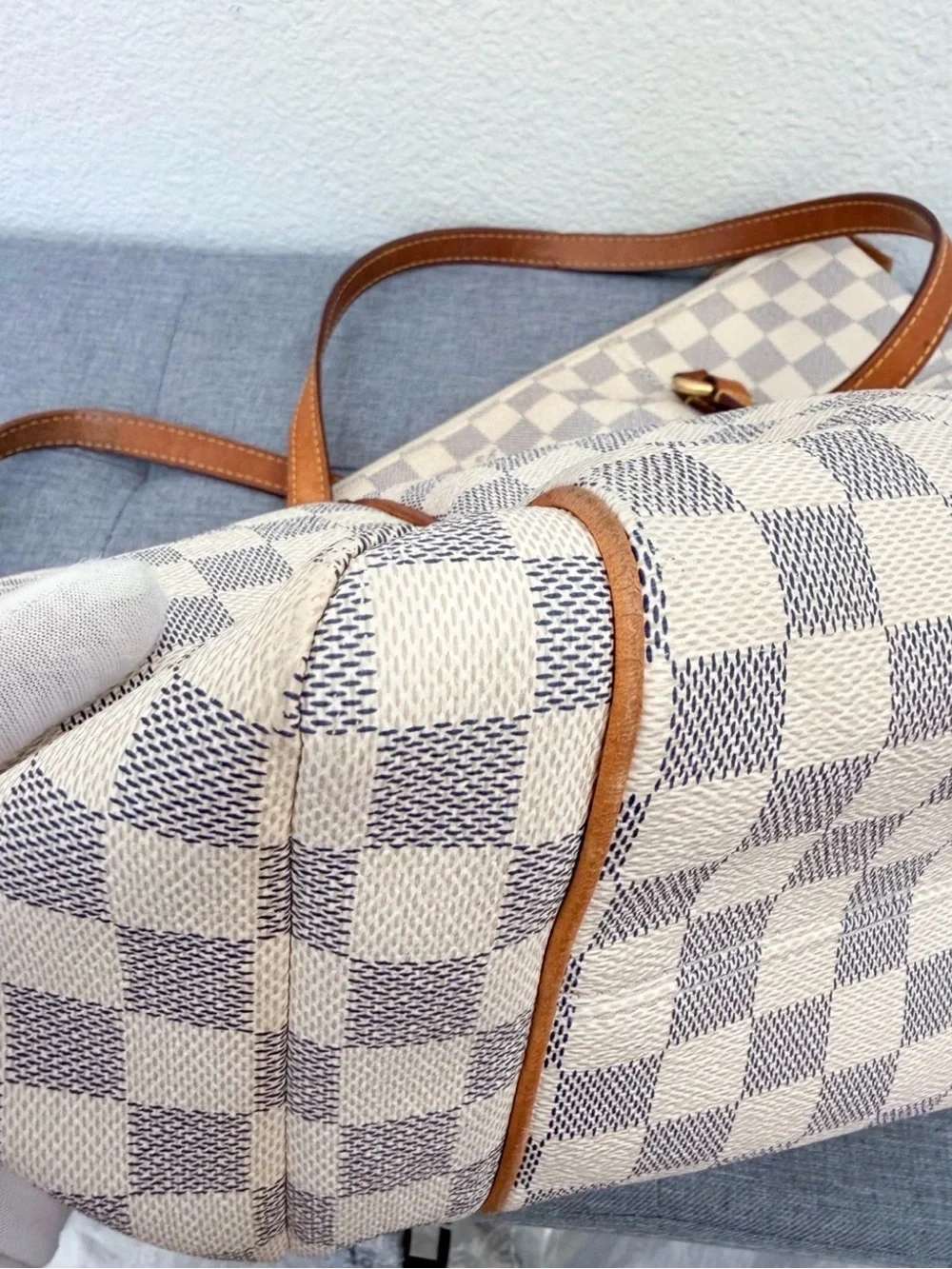 Authentic Louis Vuitton with Receipt Totally MM Damier Azur Tote Bag - Picture 4 of 12